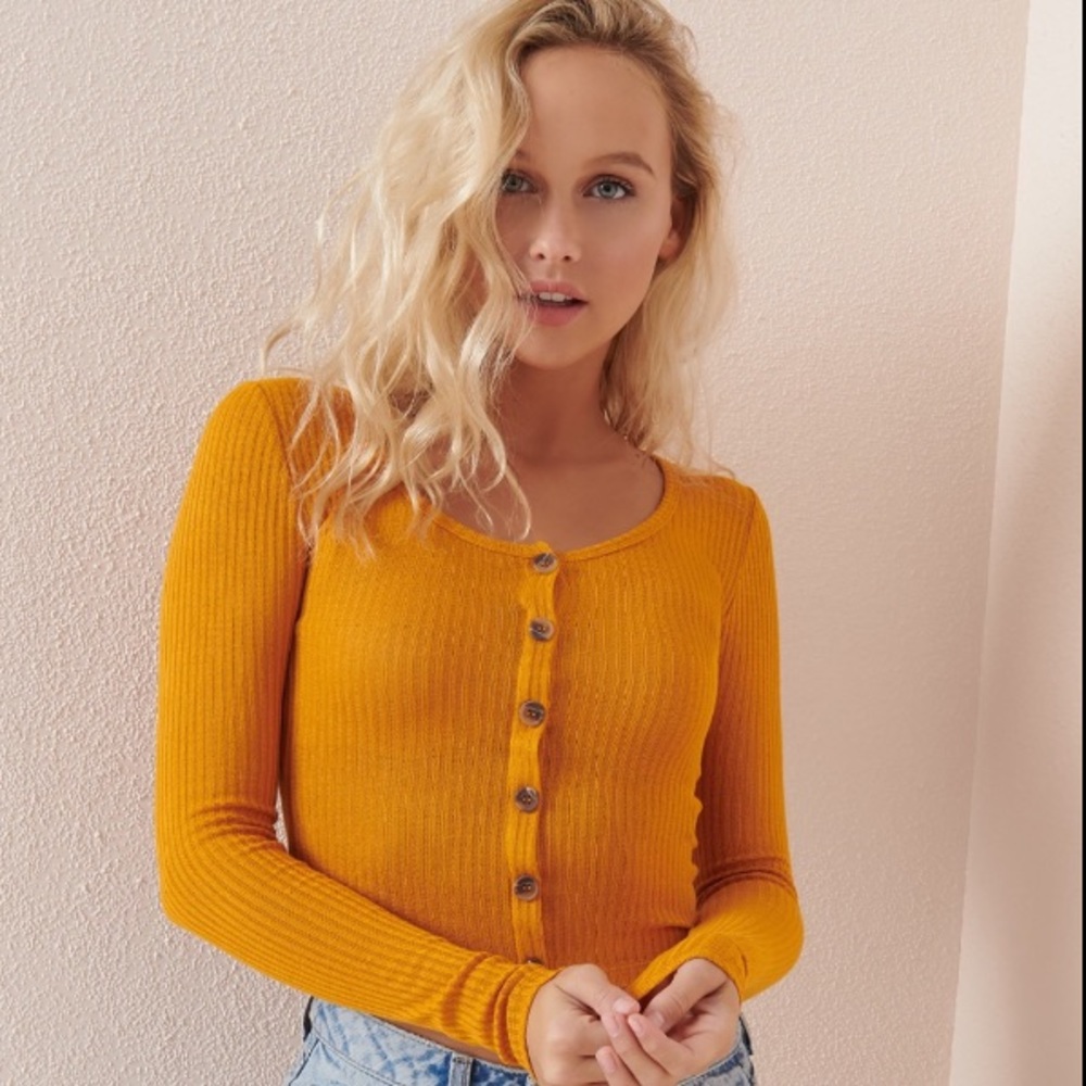 ✨Host Pick✨Brand New Garage Button Front Ribbed Top